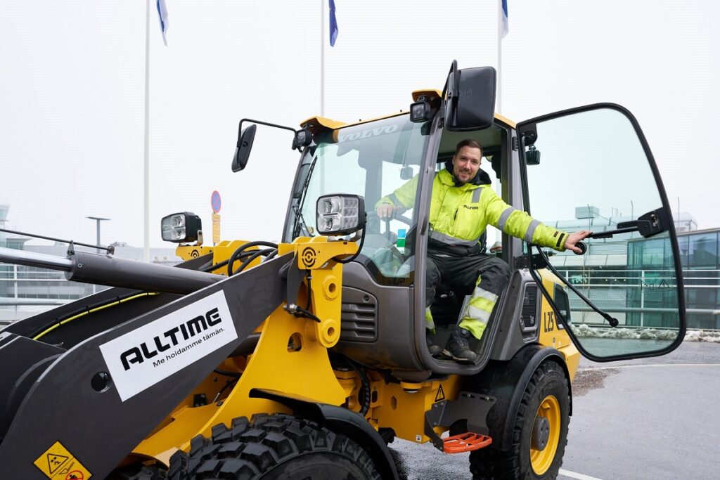 pyöräkuormaaja ja Alltimen työntekijä