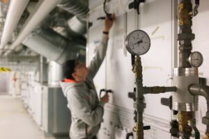 Alltimen kiinteistönhoitaja työssään