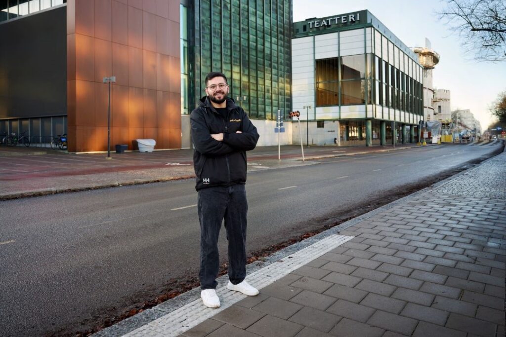 Työnjohtoharjoittelija Waleed seisoo Alltimen kohdeen edessä Turussa