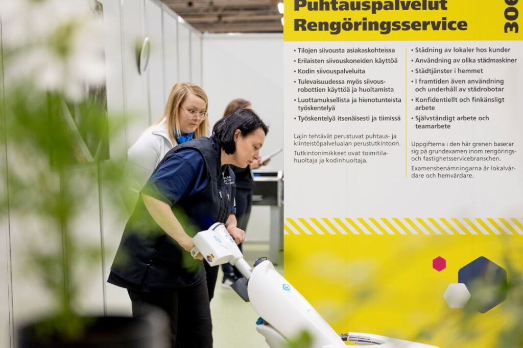 Kilpailija käyttämässä yhdistelmäkonerobottia.