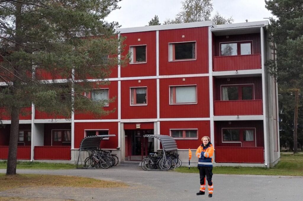 Alltimen huoltomies seisoo PSOAS-kohteen edessä