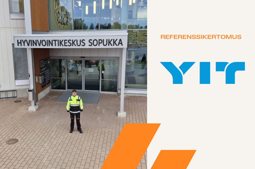 Kansikuva rerefenssikertomukselle, jossa YIT:n logo ja Alltimen kiinteistönhuoltaja kohteen edessä seisomasa.