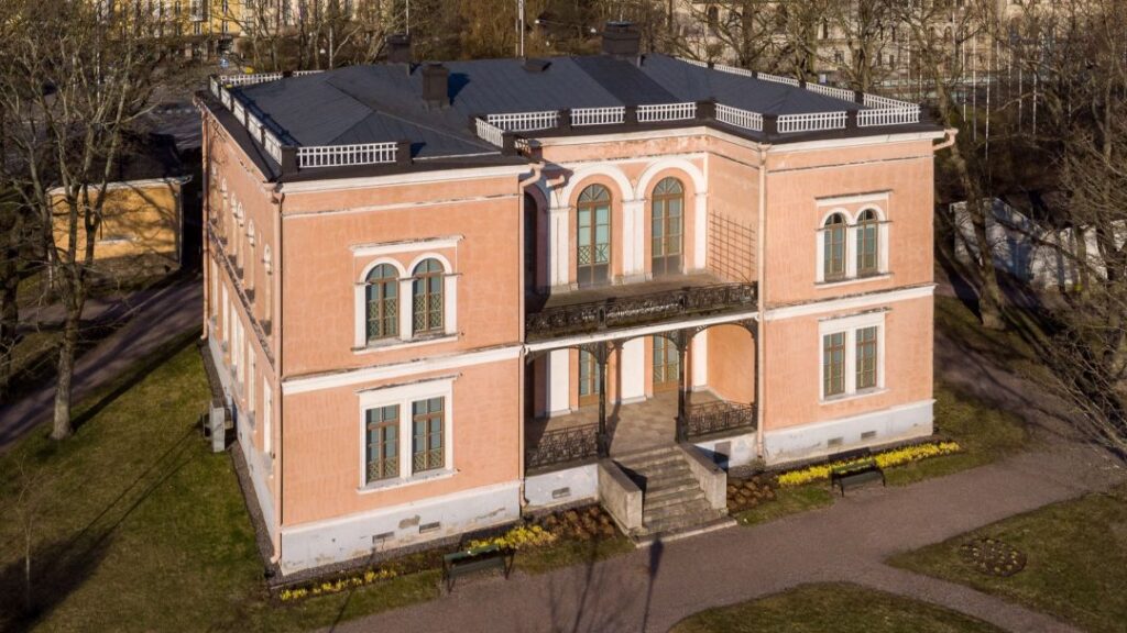 Alltimen ylläpitämä Hakasalmen huvila Helsingissä