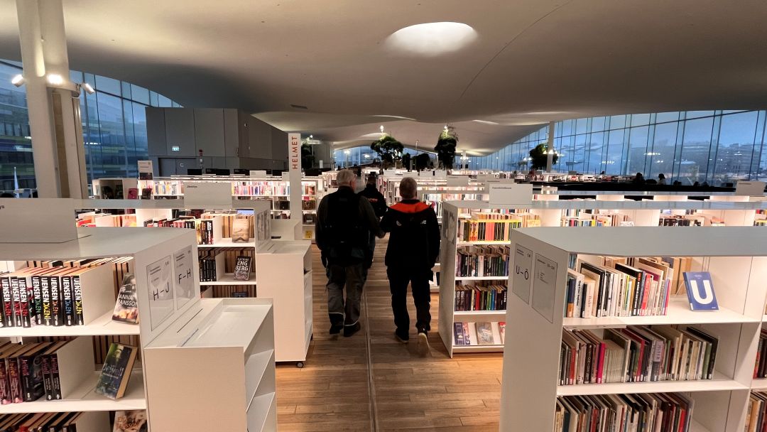 Alltimen henkilökuntaa Oodin kirjastossa