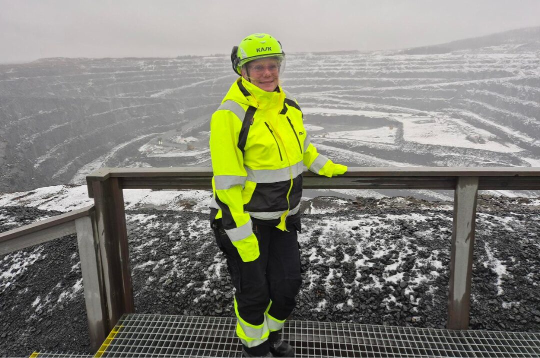 Rosita seisoo kaivosympäristö taustallaan
