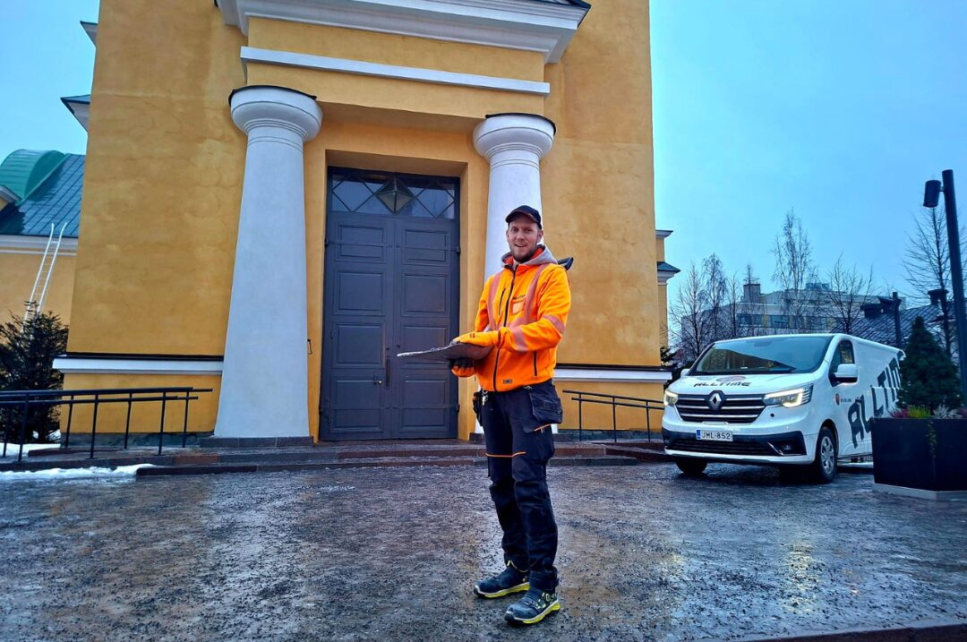 Kimmo Kantola seisoo Oulun tuomiokirkon edessä