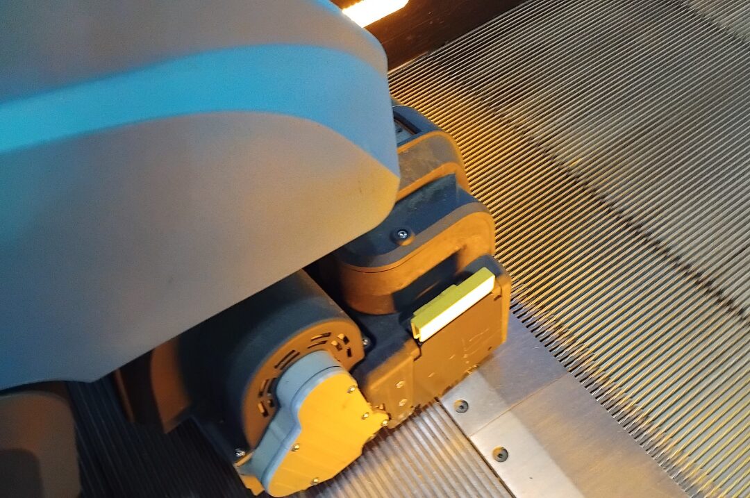 Liukuporraspesurin portaiden liukuportaiden edessä