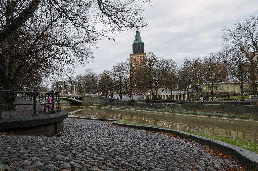 Kuva Turun Tuomiokirkosta joen toiselta puolelta