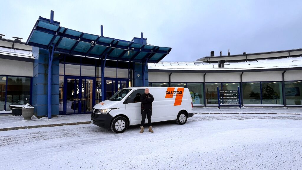 Altimen työntekijä seisoo Hartwallin panimomyymälän edessä. 