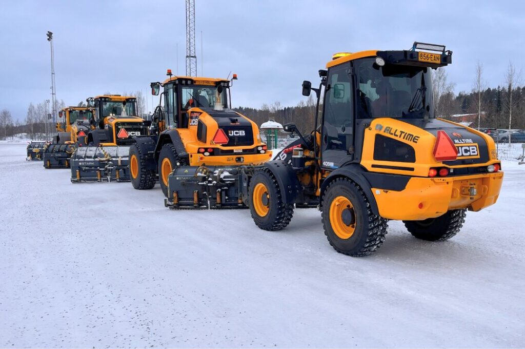 Kiinteistöhuolto Lahti Alltimen kalusto jonossa