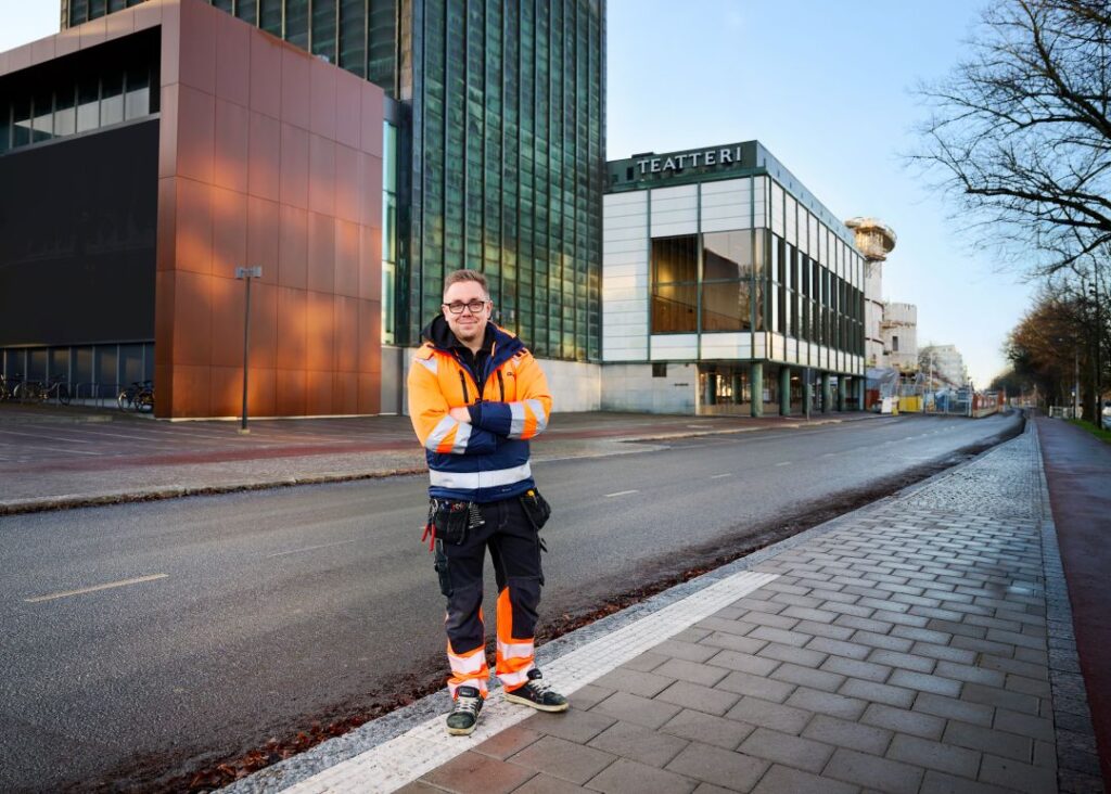 Alltimen huoltohenkilö Turun kaupunginteatterin edessä. 