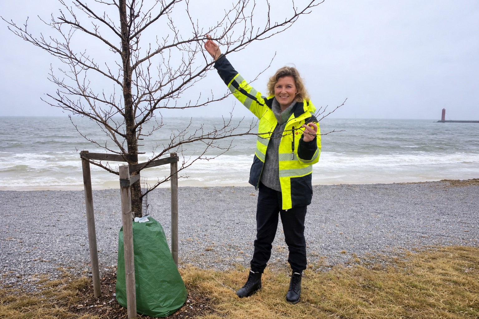 Kunnossapidon työnjohtaja kaupunkiseudun infrapalveluissa seisoo Inkoon rannalla