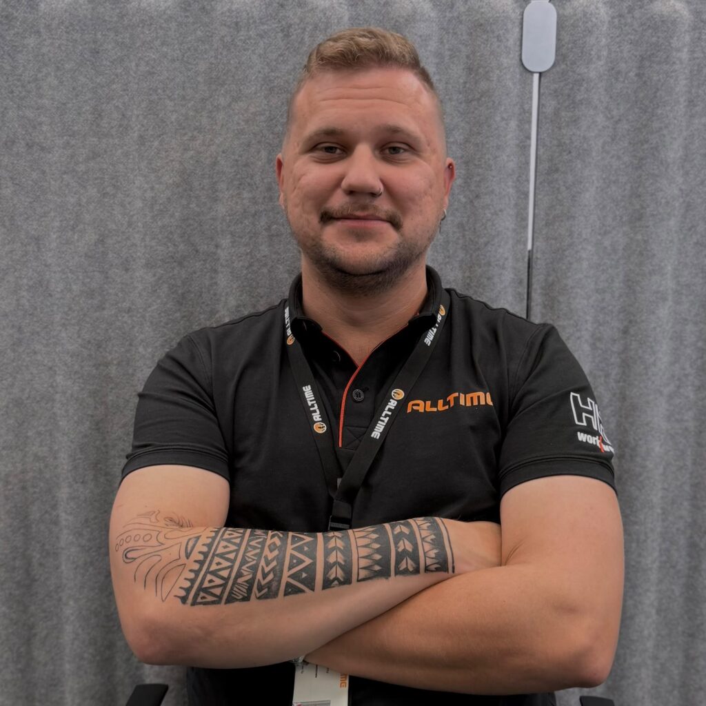 Teemu Gröhn on työhön osallistuva työnjohtaja kiinteistöhuollossa.